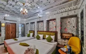 اتاق آیینه (اقامت با صبحانه)