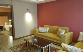 سوئیت دو خواب پنج تخته (دو تخت دبل+کاناپه) (اقامت با صبحانه)