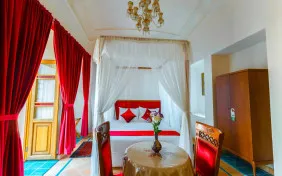 اتاق دو تخته دبل دلوکس 112(به سمت حیاط اندرونی) (اقامت با صبحانه)