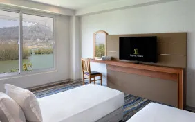 اتاق سه تخته لوکس روبه دریاچه (اقامت با صبحانه)