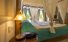 اتاق سه تخته شاه نشین(دوتخته+کف خواب) (اقامت با صبحانه)