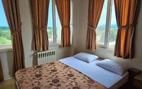 سوئیت دو خوابه برای یک نفر (اقامت با صبحانه)