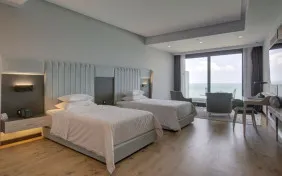 اتاق سه تخته دیلاکس ویو دریا طبقات 9 تا 18 (اقامت باصبحانه)