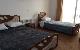 اتاق سه تخته تراس دار (اقامت با صبحانه)