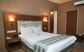 سوئیت کوچک سه تخته (اقامت با صبحانه)