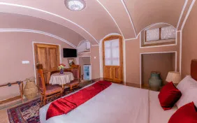 اتاق دو تخته دبل نرمال 113(نه پله به سمت پایین کاهگلی) (اقامت با صبحانه)