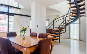 آپارتمان دوبلکس سه خوابه شش نفره رو به باغ(همکف) (اقامت با صبحانه)