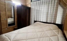 کلبه سوئیسی یکخوابه چهارتخته(دوتخت+کاناپه) (اقامت با صبحانه)