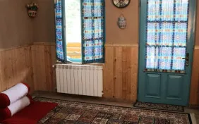 اتاق سه نفره اربه ( 1 تخت دبل و 1 کف خواب )