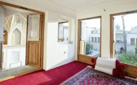 اتاق دونفره کف خواب سنتی سه دری117 (اقامت با صبحانه)