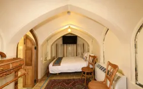 اتاق دو نفره بالا خانه پروین (اقامت با صبحانه)