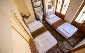 اتاق دوتخته توئین (فاقدسرویس بهداشتی) (اقامت با صبحانه)