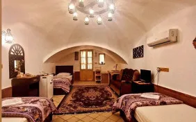 اتاق سه تخته گیرینجا زیرزمین (اقامت با صبحانه)