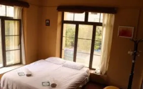 اتاق دو تخته فروغ فرخزاد (سرویس بهداشتی اختصاصی بیرون از اتاق) (اقامت با صبحانه)