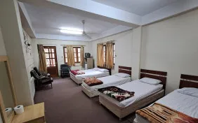 سوئیت پنج تخته بالکن دار رو به جنگل طبقه اول (اقامت با صبحانه)