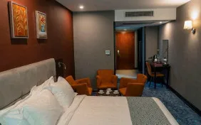 سوئیت یک خوابه دونفره رو به قلعه (اقامت صبحانه)