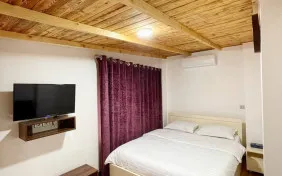 سوئیت دوخوابه دوتخته داخل محوطه (اقامت با صبحانه)