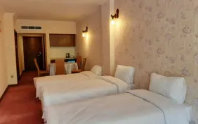 اتاق سه تخته رو به محوطه(سینگل) (اقامت با صبحانه)