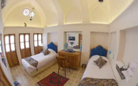 دو تخته توئین با سرویس بهداشتی و حمام اختصاصی خارج از اتاق 107 (اقامت با صبحانه)