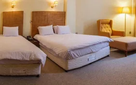 اتاق سه تخته تاپ (اقامت با صبحانه)