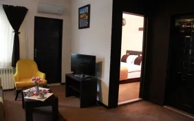 سوییت یک خوابه سه نفره جونیور (دو تخته+کاناپه) (اقامت با صبحانه)