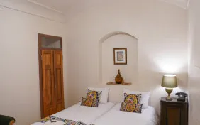 اتاق دو تخته تویین فیروزه (اقامت با صبحانه)