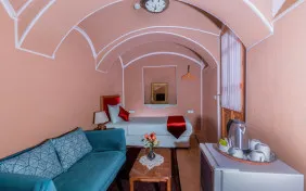 اتاق یک تخته 109( 9 پله به سمت پایین کاهگلی) (اقامت با صبحانه)