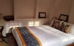 اتاق یک تخته حیاط اصلی (اقامت با صبحانه)