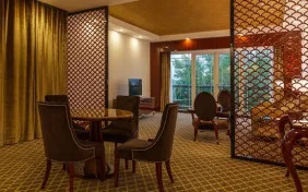 سوئیت دو نفره آتوسا لوکس رو به باغ (اقامت با صبحانه)