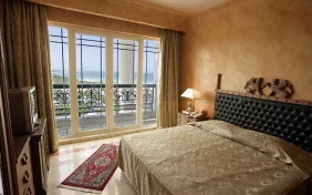 سوئیت رویال لوکس چهار نفره رو به دریا (اقامت با صبحانه)