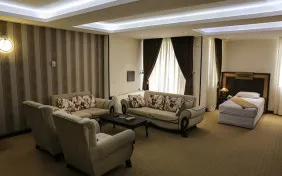 سوئیت اکسکیوتیو پنج نفره (اقامت با صبحانه)