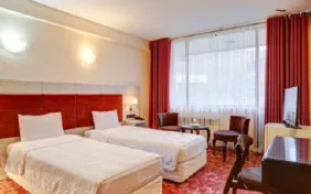 اتاق دو تخته رو به پیست هتل دو (اقامت با صبحانه)