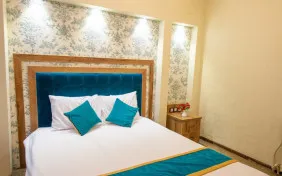 سوئیت یک خوابه چهار نفره(یک تخت دبل +دوتا کاناپه) (اقامت با صبحانه)