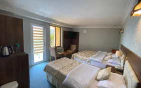 اتاق سه تخته تراس دار (اقامت با صبحانه)