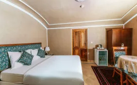 اتاق دو تخته دبل نرمال 115(پنج پله به سمت پایین کاهگلی) (اقامت با صبحانه)