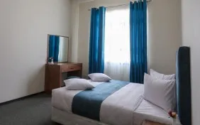 سوئیت یک خوابه پنج نفره (سه تخته+کاناپه تختخوابشو) (اقامت بدون صبحانه)