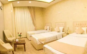 چهار نفره افشینسی (سه تخته+یک کاناپه) (اقامت با صبحانه)