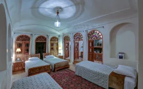 سوئیت چهار نفره بالکن دار فاز یک (اقامت با صبحانه)