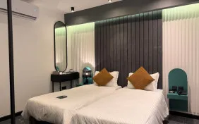 دو تخته تويين رو به محوطه (اقامت با صبحانه)