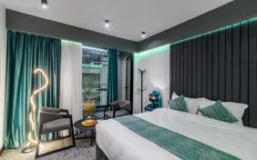 اتاق دوتخته دبل کینگ تراس دار روبه لابی (اقامت با صبحانه)