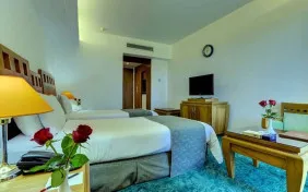 اتاق دو تخته توئین رو به دریا (اقامت با صبحانه)