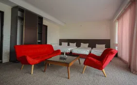 اتاق چهارتخته رو به دریاچه (اقامت باصبحانه)