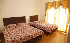 اتاق سه تخته (اقامت با صبحانه)