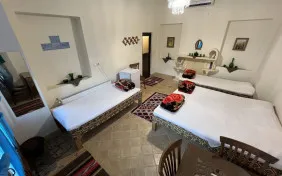 اتاق چهار تخته پونه سرویس داخل اتاق (اقامت با صبحانه)