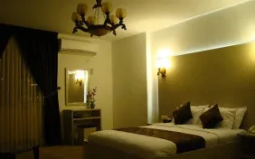 اتاق سه تخته (یک تخت دبل+یک سرویس اضافه) (اقامت با صبحانه)