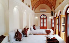 اتاق سه تخته پنج دری خاتون (اقامت با صبحانه)