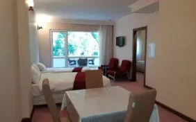 سوئیت پنج تخته خانواده رو به محوطه (اقامت با صبحانه)