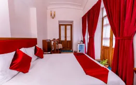 اتاق دو تخته دبل دلوکس 111(به سمت حیاط اندرونی) (اقامت با صبحانه)