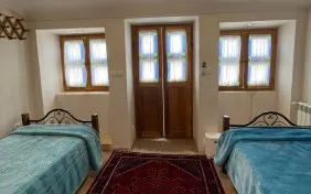 اتاق دوتخته بام (سرویس بهداشتی و حمام خارج از اتاق) (اقامت با صبحانه)