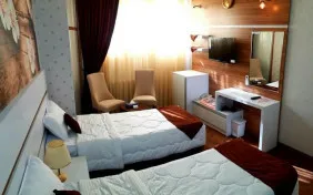 اتاق دو تخته دبل داخلی (پنجره رو به پاسیو) (اقامت با صبحانه)